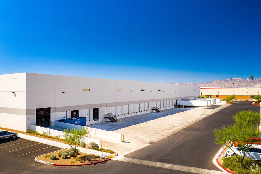 70 W Craig Rd, North Las Vegas, NV à louer - Photo du bâtiment - Image 3 de 4