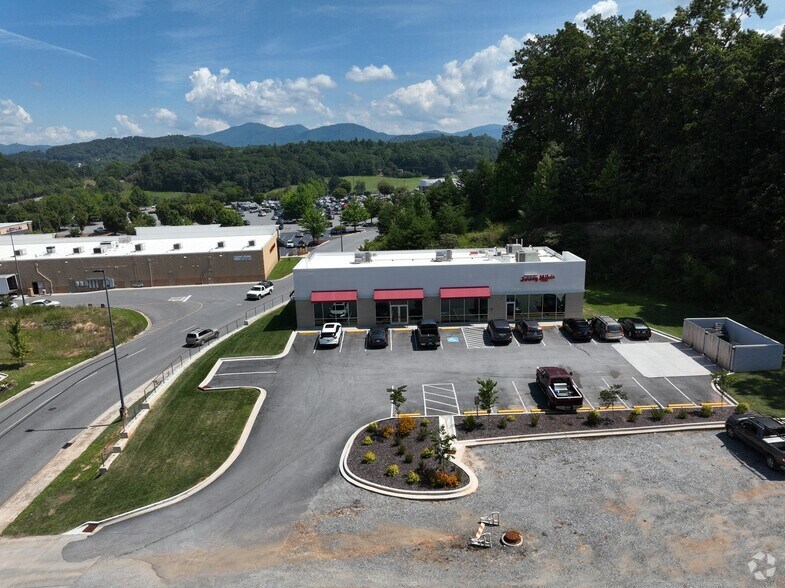 31 Berry Blvd, Franklin, NC à vendre - Communauté Matterport - Image 3 de 44