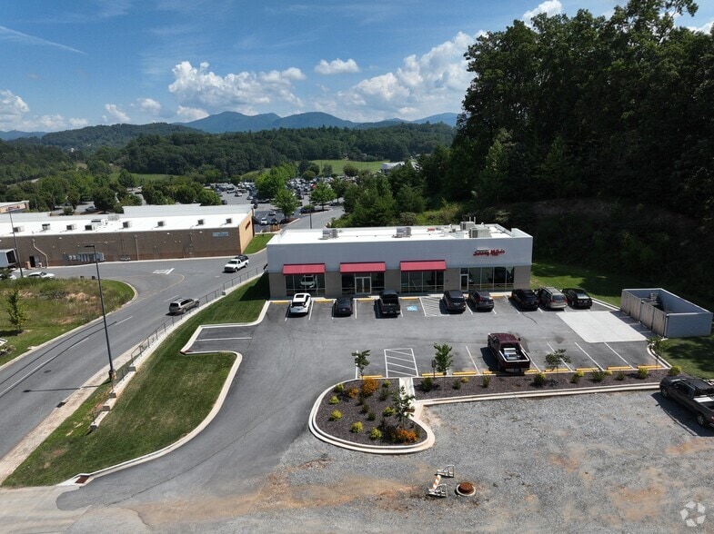 31 Berry Blvd, Franklin, NC for sale - Matterport Community - Image 3 of 44