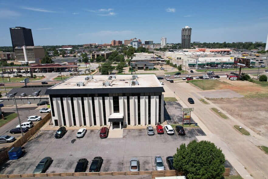 2828 NW 57th St, Oklahoma City, OK à louer - Photo du bâtiment - Image 3 de 4