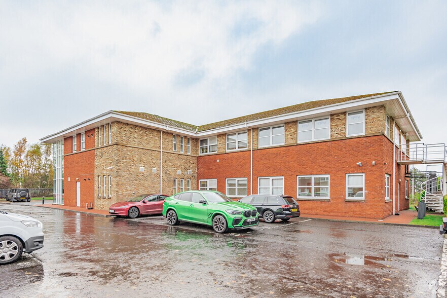 8 Deer Park Ave, Livingston à louer - Photo principale - Image 1 de 2