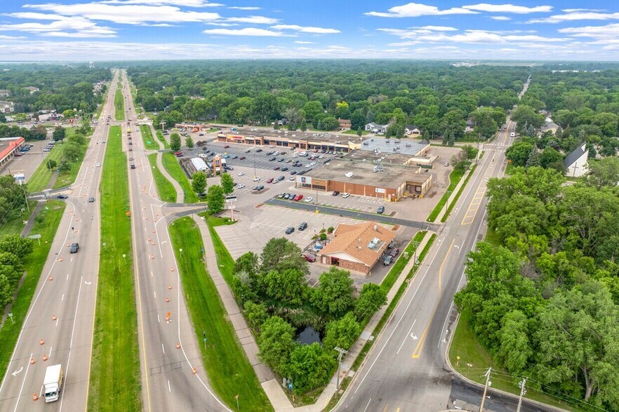 Mounds View Square portefeuille de 3 propriétés à vendre sur LoopNet.ca - Photo du bâtiment - Image 2 de 3