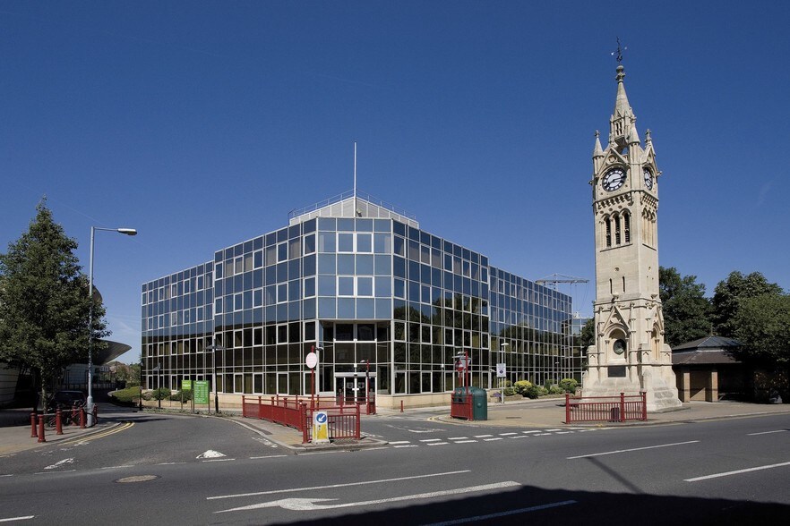 1 The Crescent, Surbiton à louer - Photo du bâtiment - Image 1 de 9