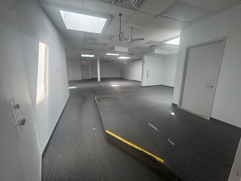 33-05 Francis Lewis Blvd, Flushing, NY à louer - Photo du bâtiment - Image 3 de 15