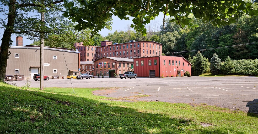 37 Greenwoods Rd, New Hartford, CT à louer - Photo du bâtiment - Image 2 de 21