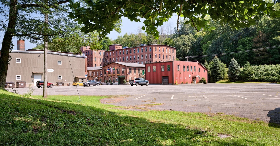 37 Greenwoods Rd, New Hartford, CT à louer - Photo du bâtiment - Image 2 de 21