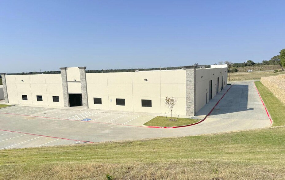 130 Business Park Dr, Hudson Oaks, TX à louer - Photo du bâtiment - Image 2 de 3