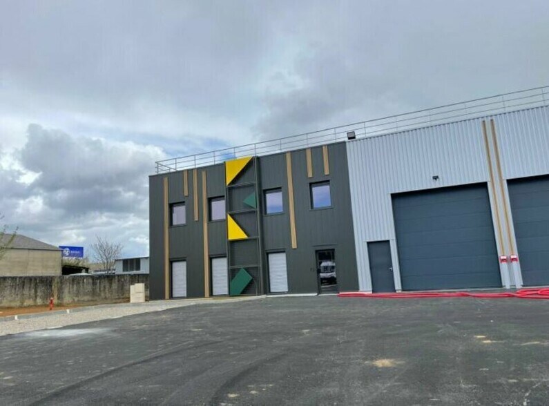 Flex in Saint-Priest for lease - Building Photo - Image 2 of 11