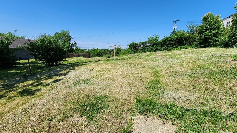 Land Portfolio portefeuille de 2 propriétés à vendre sur LoopNet.ca - Photo principale - Image 1 de 2