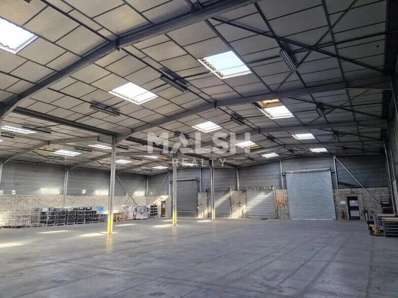 Office in Vaulx-en-Velin for lease - Interior Photo - Image 2 of 26