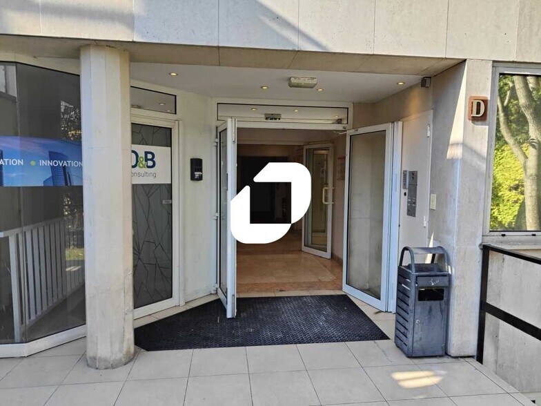 171 Ter Avenue Charles De Gaulle, Neuilly-sur-Seine for lease - Lobby - Image 2 of 6