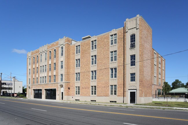 Plus de détails pour 538 Erie Blvd W, Syracuse, NY - Commerce de détail à louer