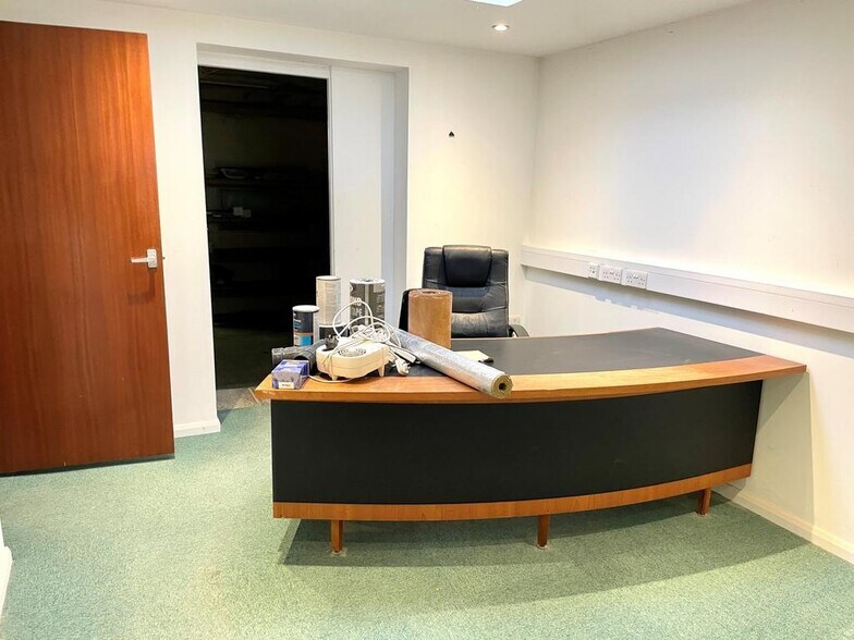98 Thorpe Lea Rd, Egham à vendre - Photo du bâtiment - Image 2 de 6