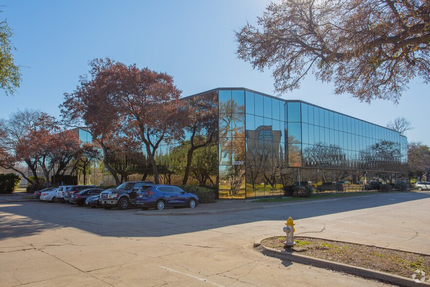 1230 River Bend Dr, Dallas, TX à louer - Photo du bâtiment - Image 3 de 13