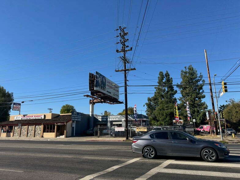 22802 Oxnard St, Woodland Hills, CA for sale - Building Photo - Image 3 of 8