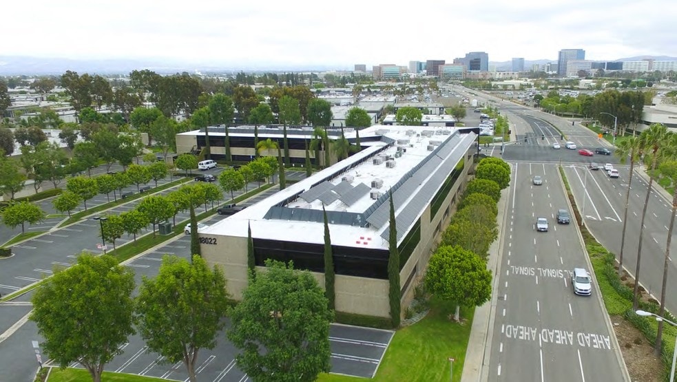 18022 Cowan, Irvine, CA à louer - Photo du bâtiment - Image 2 de 5