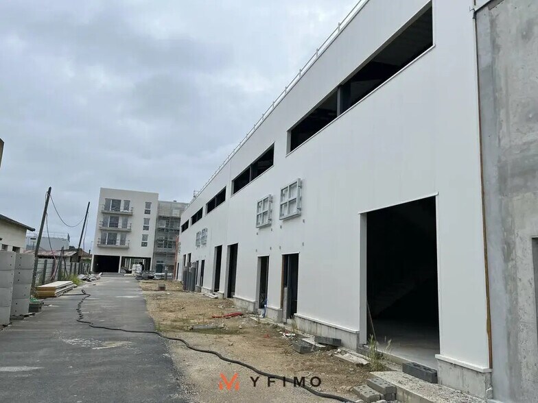 Flex in Aubergenville for sale - Building Photo - Image 2 of 5