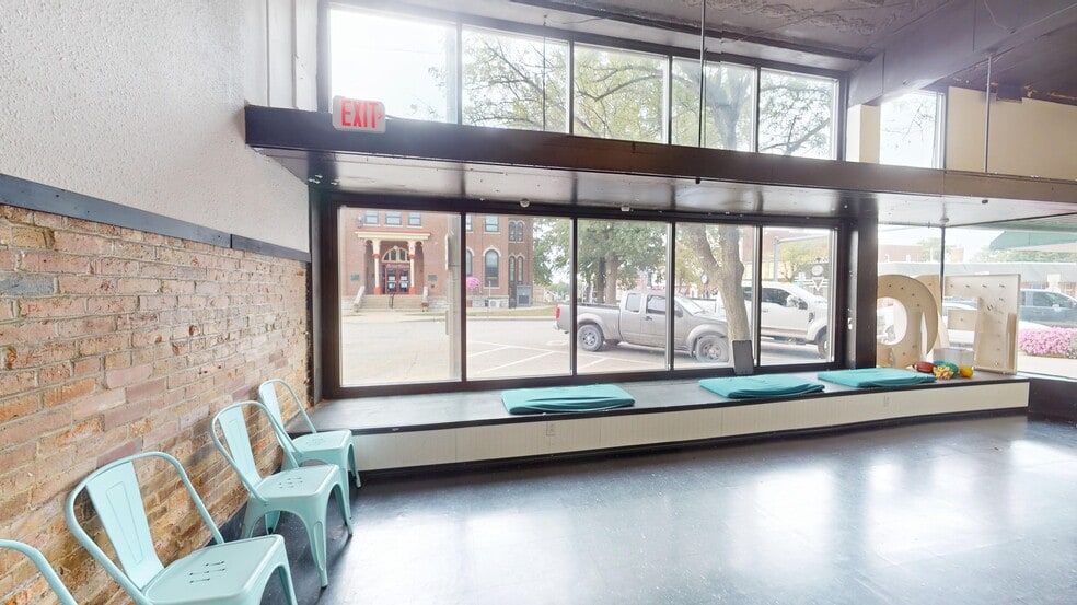 215 W College Ave, Greenville, IL à louer - Hall d’entrée - Image 3 de 21