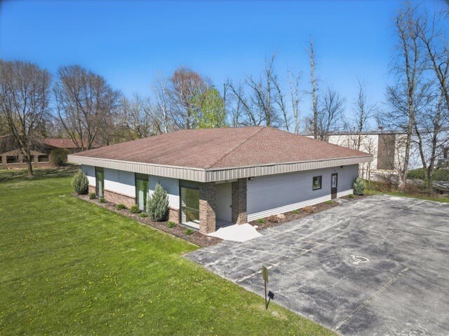 4638 Expo Dr, Manitowoc, WI à vendre Photo du bâtiment- Image 1 de 1