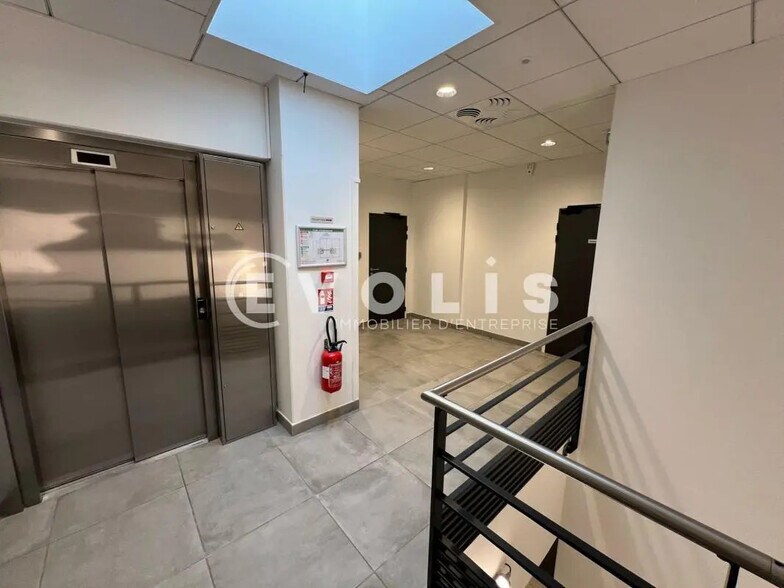 Bureau dans Vaulx-Milieu à louer - Photo du bâtiment - Image 2 de 12