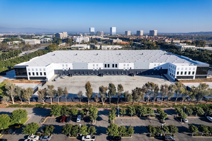 1 Banting, Irvine, CA à louer - Photo du bâtiment - Image 3 de 9