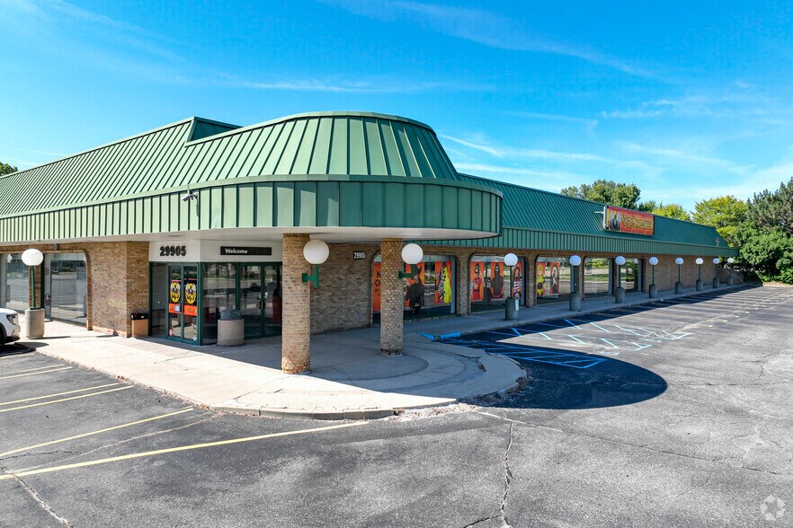 29905 7 Mile Rd, Livonia, MI à vendre - Photo principale - Image 2 de 7