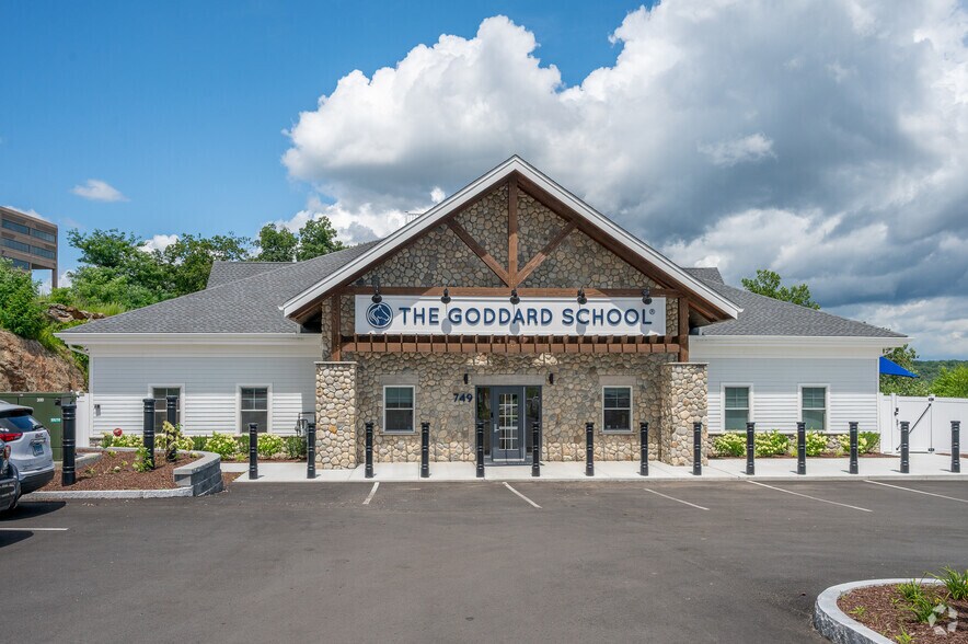 801 Bridgeport Ave, Shelton, CT for sale - Building Photo - Image 2 of 3