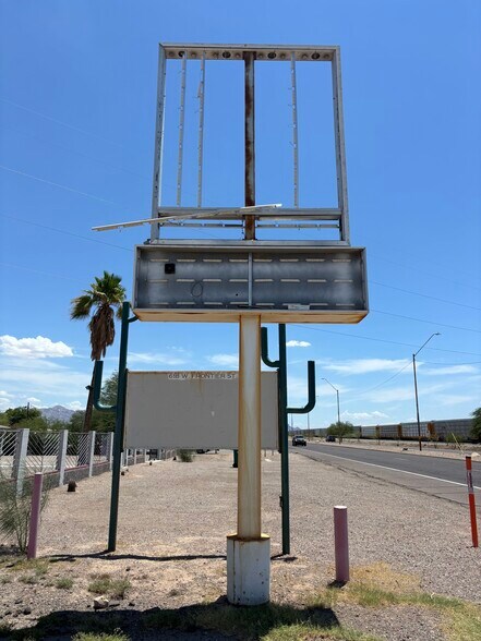 612 W Frontier St, Eloy, AZ à louer - Photo du bâtiment - Image 2 de 11