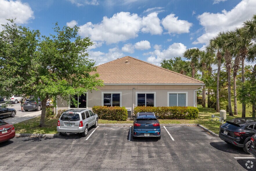 4995-4997 Royal Gulf Cir, Fort Myers, FL à vendre - Photo du bâtiment - Image 3 de 6