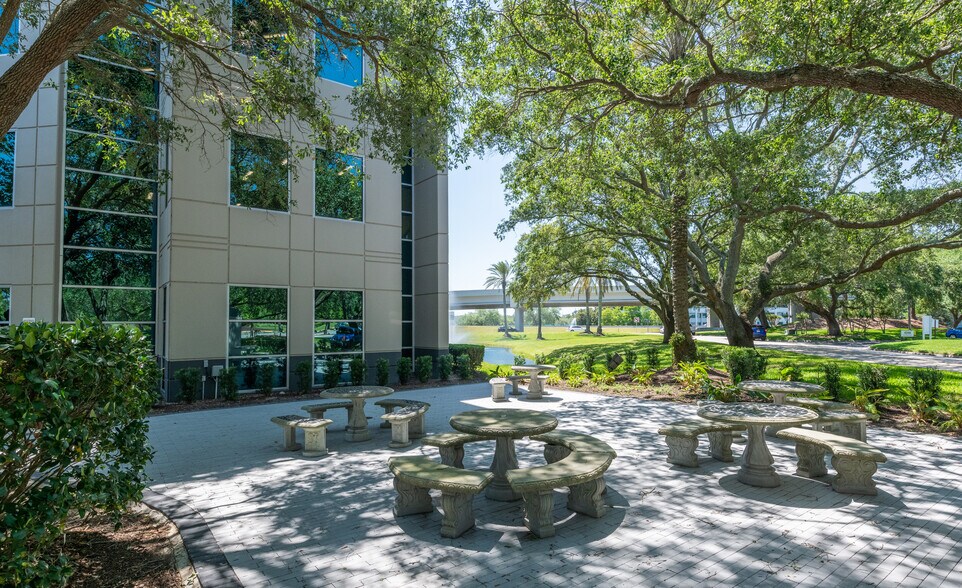 4345 Southpoint Blvd, Jacksonville, FL à louer - Photo du bâtiment - Image 2 de 6