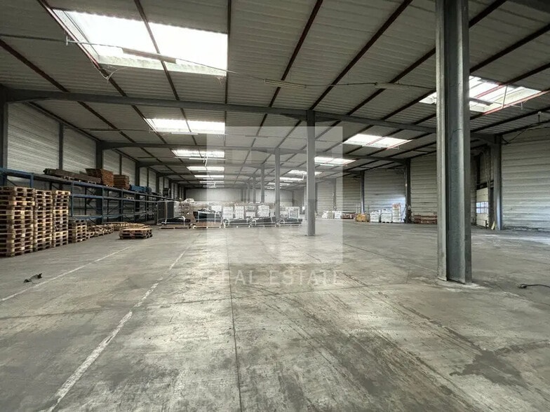 Office in Corbas for lease - Interior Photo - Image 2 of 11