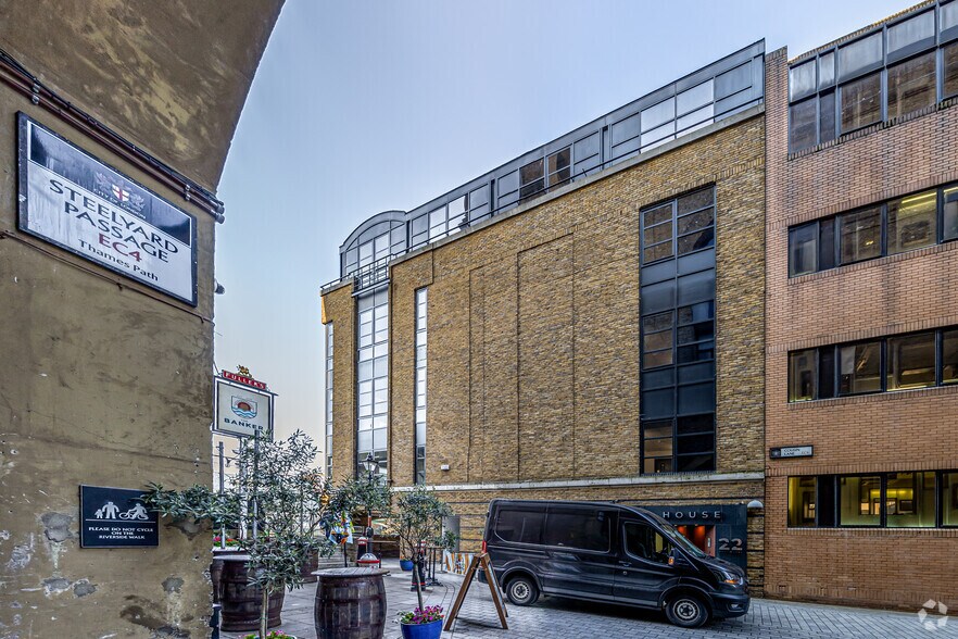 22 Cousin Ln, Londres à vendre - Photo principale - Image 1 de 21