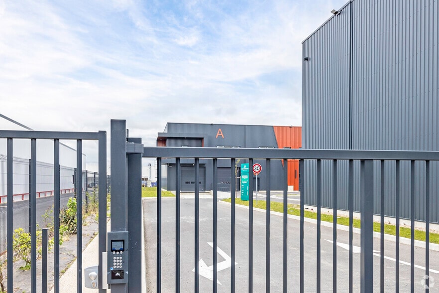 Avenue Du Vert Galant, Saint-Ouen-l'Aumône for lease - Building Photo - Image 2 of 2