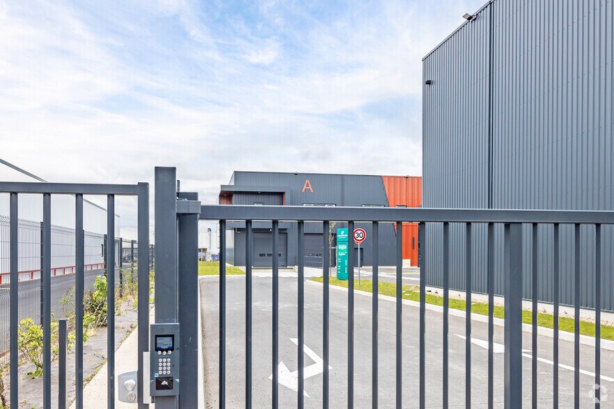 Flex dans Saint-Ouen-l'Aumône à louer - Photo du bâtiment - Image 2 de 2