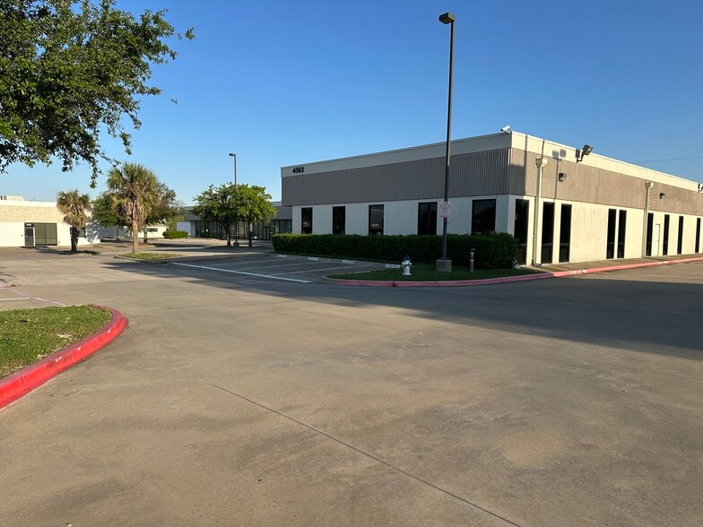 4563 W Walnut St, Garland, TX for lease - Building Photo - Image 3 of 8