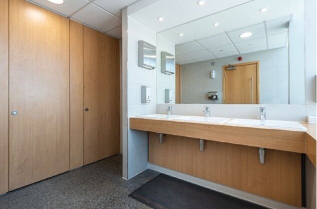 97-109 Uxbridge Rd, Londres à louer - Photo du bâtiment - Image 2 de 5