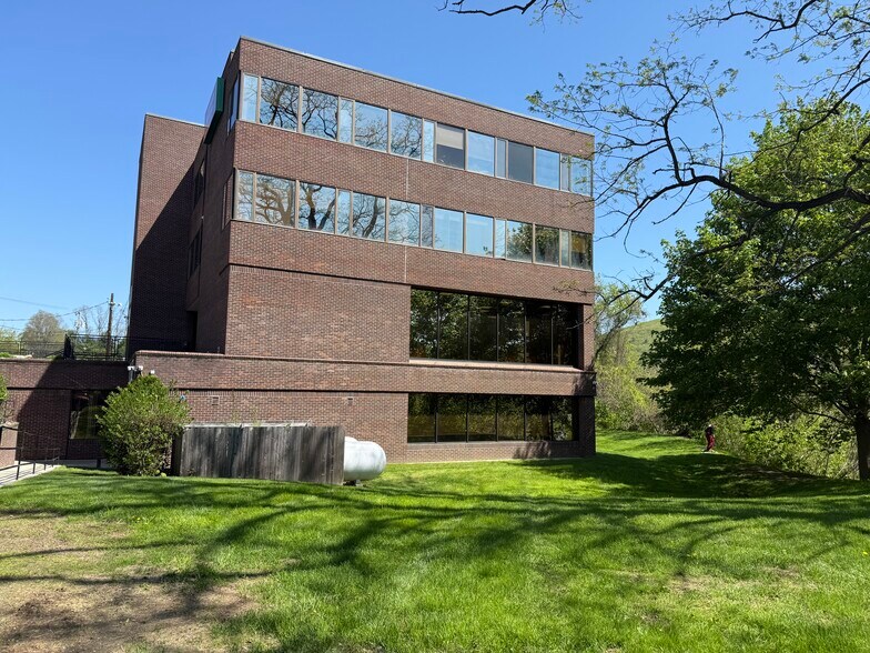 201 Main st, Brattleboro, VT à vendre - Photo du bâtiment - Image 3 de 17