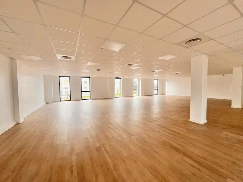 Office in Plaisir for lease - Interior Photo - Image 1 of 5