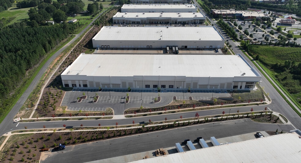 10812 Bryton Corporate Center Dr, Huntersville, NC for lease - Building Photo - Image 2 of 7