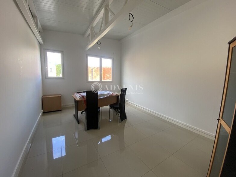 Office in Les Essarts-le-Roi for lease - Interior Photo - Image 1 of 5