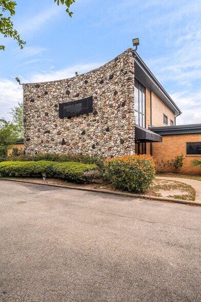9941 Rowlett Rd, Houston, TX à louer - Photo du bâtiment - Image 2 de 24