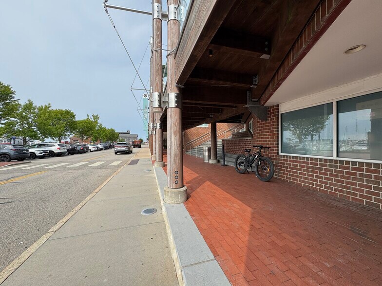 75 Long Wharf Mall, Newport, RI à louer - Photo du bâtiment - Image 3 de 4