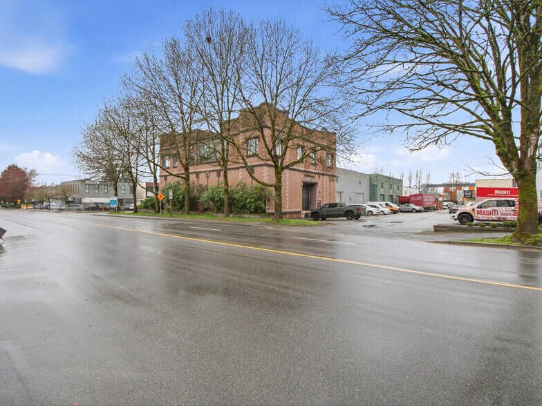 1496 Rupert St, North Vancouver District, BC à louer - Photo du bâtiment - Image 3 de 13