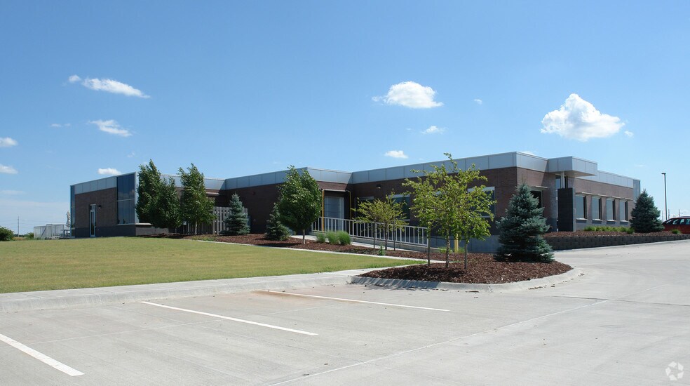 3333 Landmark Cir, Lincoln, NE à louer - Photo du bâtiment - Image 2 de 15
