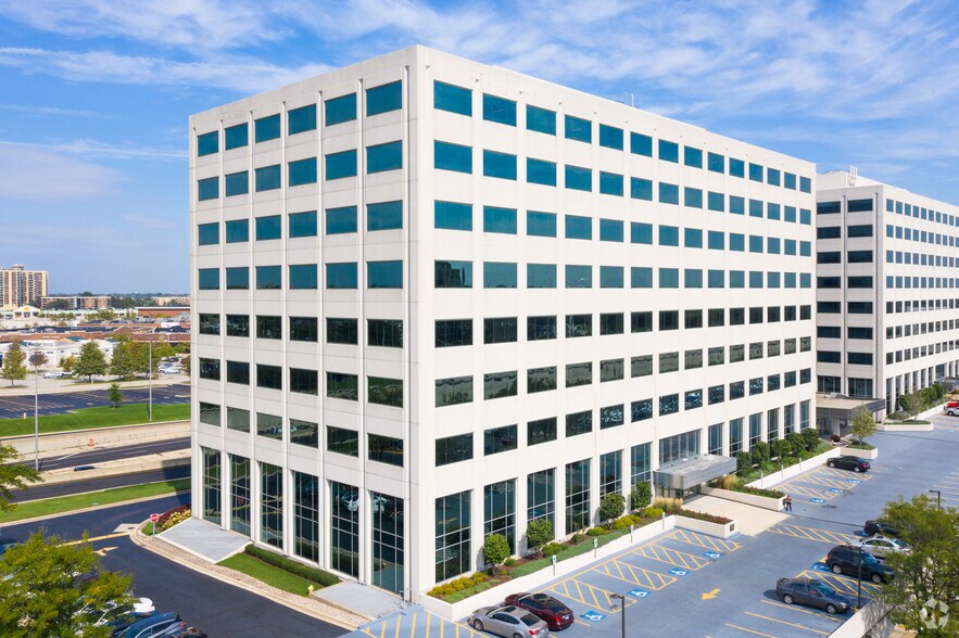 333 E Butterfield Rd, Lombard, IL à louer - Photo du bâtiment - Image 1 de 15