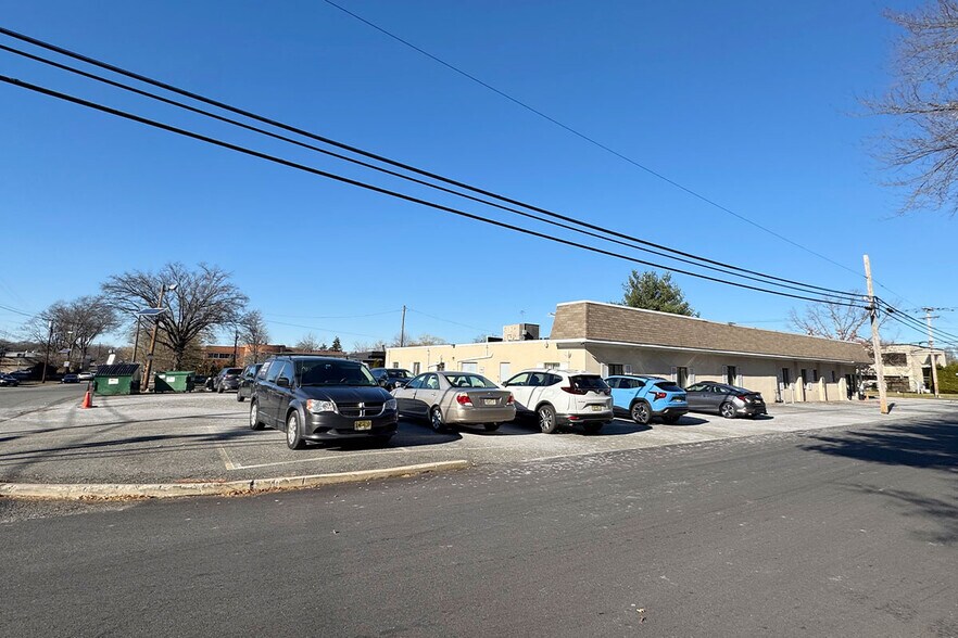 363 Old Hook Rd, Westwood, NJ à vendre - Photo du bâtiment - Image 3 de 4