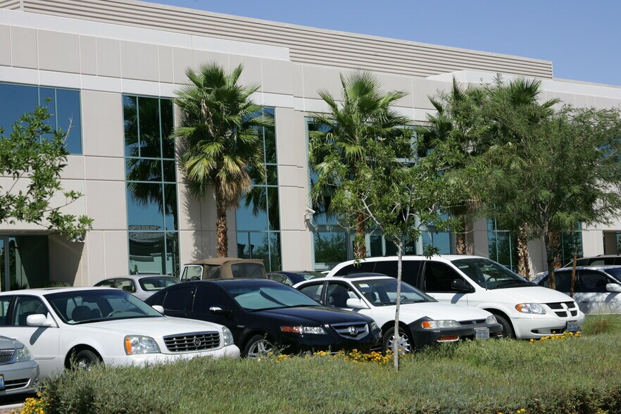 2651 N Crimson Canyon Dr, Las Vegas, NV à louer - Photo du bâtiment - Image 3 de 5