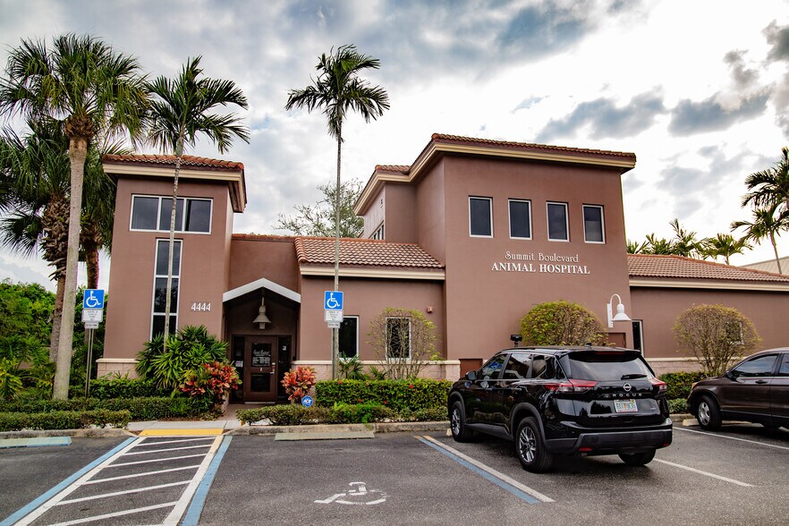 4444 Summit Blvd, West Palm Beach, FL à vendre - Photo du bâtiment - Image 3 de 4