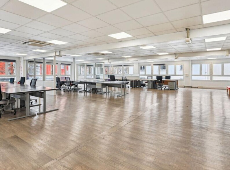 Bureau dans Saint-Ouen-sur-Seine à louer - Photo du bâtiment - Image 3 de 11