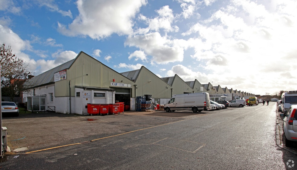 166 Feltham Rd, Ashford for sale - Building Photo - Image 2 of 18